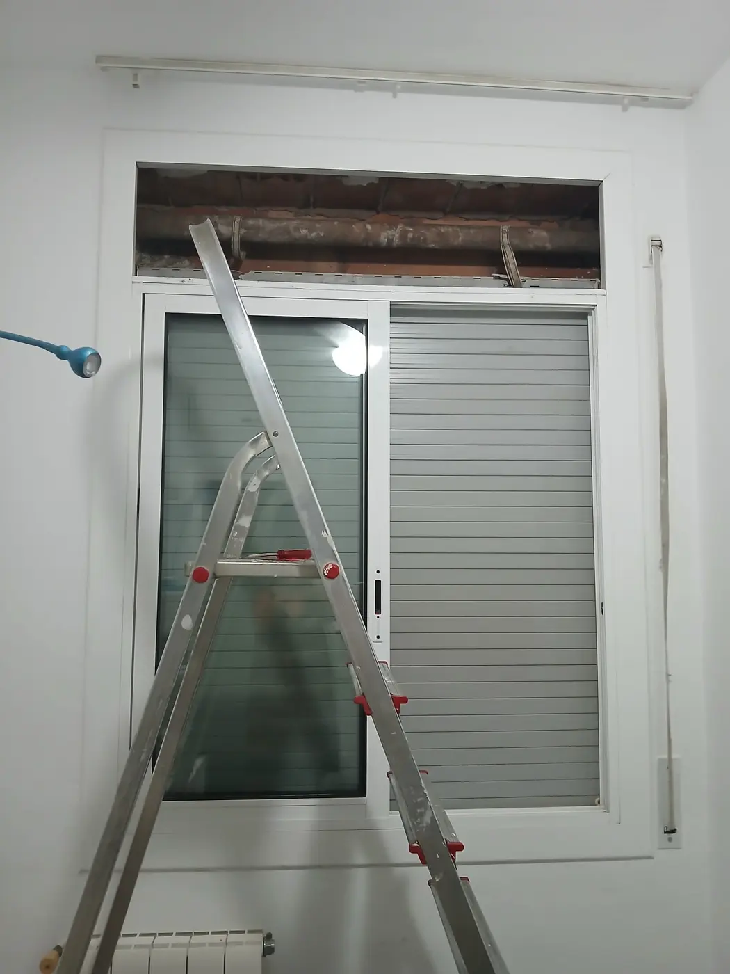 Técnico instalando una persiana en Barcelona